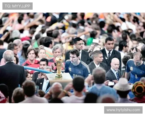 全球足球明星盘点哪几位球员在赛场上闪耀光芒